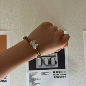 Gold bracket with a pearly bow!!🎀